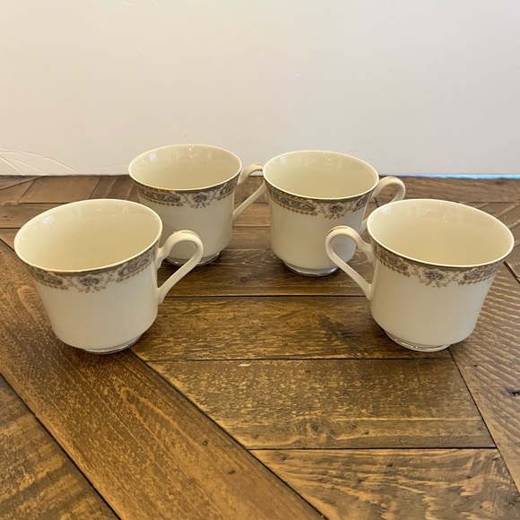 Mikasa Vintage Ivory Richelieu Pattern M2002 Veggie Bowl and 4 Coffee/Tea Cups